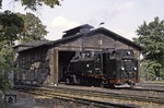 Nur sechs Jahre lang - von 1994 bis 2000 - war die Schmalspurbahn Radebeul Ost – Radeburg im Besitz der Deutschen Bahn AG, wie das Logo auf dem Schuppen in Radeburg und die Computernummer der 99 1743 (099 743) zeigt. (10.1994) <i>Foto: Will A. Reed</i>
