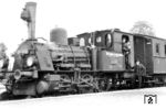 Die Havelländische Eisenbahn AG betrieb bereits ab 1893 die Osthavelländischen Kreisbahnen. Im benachbarten Landkreis Westhavelland errichtete die Eisenbahngesellschaft zwei Kleinbahnen mit einer Länge von insgesamt 46 Kilometern, deren Betriebsführung sie übernahm. Von Röthehof südwestlich von Wustermark führte die eine Strecke ab 5. Juli 1901 in südwestlicher Richtung über Roskow nach Brandenburg an der Havel, wo sich die Endstation Brandenburg Krakauer Tor (ursprünglich Dom Brandenburg) in der Krakauer Vorstadt befand. Röthehof war von Nauen aus über die Strecke der Osthavelländischen Kreisbahnen nach Ketzin erreichbar. Die Gesellschaft wurde 1946 von den Sowjetischen Besatzungsmacht enteignet und die Bahnen zunächst den Landesbahnen Brandenburg, dann der Deutschen Reichsbahn unterstellt. Der Personenverkehr endete zum 25. September 1966. Der Güterverkehr wurde auf der Strecke noch bis zum 28. September 1969 betrieben. Im Bahnhof Päwesin wartet das Personal der 89 6108 (ex Lok 2 der Westhavelländische Kreisbahnen) auf die Abfahrt. (22.05.1952) <i>Foto: Dr. med. Hans Gärtner (Slg. Armin Gärtner)</i>