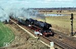 Am Karsamstag 1980 fährt 03 0010 mit D 813 (Binz – Stralsund – Neubrandenburg – Berlin-Lichtenberg an 12.59 Uhr – Leipzig) auf dem mit Stromschienen versehenen Fernbahn-Abschnitt zwischen Schönfließ und dem Karower Kreuz der Hauptstadt der DDR entgegen.  (05.04.1980) <i>Foto: Helmut Dahlhaus</i>