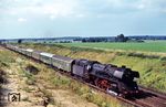 Der D 813 verkehrte bekanntlich über die Berliner Nordbahn, wo 03 0059 auf dem gemeinsam von S-Bahn und Fernverkehr genutzten Streckenabschnitt des Berliner Außenrings südöstlich der S-Bahn-Station Schönfließ unterwegs ist. Die Mitbenutzung der Fernbahngleise durch die S-Bahn ab Ende Mai 1962 erfolgte aufgrund des Mauerbaus am 13.08.1961 und der daraus folgenden Sperrung der Strecke nach Oranienburg. 1974 begann der Bau eines eigenen Gleispaares für die S-Bahn, der erst mit der Elektrifizierung der Fernbahngleise (Unverträglichkeit mit dem Gleichstrombetrieb der S-Bahn) beschleunigt wurde. Das Gleispaar der S-Bahn wurde erst im September 1984 in Betrieb genommen.  (26.08.1979) <i>Foto: Helmut Dahlhaus</i>