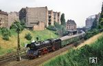 Der D 814 (Leipzig - Berlin-Lichtenberg ab 13.50 Uhr - Neubrandenburg - Stralsund fährt mit 03 0059 durch die Häuserschluchten am S-Bahnhof Prenzlauer Allee. (29.07.1978) <i>Foto: Helmut Dahlhaus</i>