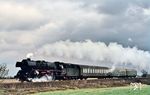 03 0075 war mit dem Ex 121 „Berlinaren“ (Berlin Ostbahnhof ab 14.06 Uhr – Saßnitz - Malmö) bei Berlin-Malchow lastmäßig sicher nicht überfordert. (21.04.1973) <i>Foto: Helmut Dahlhaus</i>