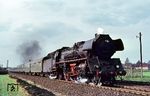 Der Heizer der 03 0077 hat vor dem D 613 (Stralsund – Neubrandenburg - Berlin-Schöneweide an 13.46 Uhr) am Karower Kreuz den Ölschieber gerade geschlossen, denn bis zum Zielbahnhof reichte vermutlich die Kesselreserve. (18.04.1976) <i>Foto: Helmut Dahlhaus</i>