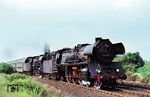 In Gartenstadt Hohenschönhausen am nördlichen Berliner Außenring rollt der D 715 (Putbus - Stralsund - Pasewalk - Berlin-Lichtenberg - Leipzig) mit 03 0089 und 03 0090 auf die Hauptstadt zu. (16.06.1974) <i>Foto: Helmut Dahlhaus</i>