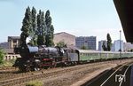 03 0090 mit dem D 814 (Leipzig - Berlin-Lichtenberg ab 13.50 Uhr - Neubrandenburg - Stralsund) auf Höhe der S-Bahn-Station Frankfurter Allee. (30.07.1978) <i>Foto: Helmut Dahlhaus</i>