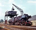 52 8169 unter der Bekohlungsanlage ihres Heimat-Bw Bautzen. 1966 war sie aus 52 1248 (DWM Posen, Baujahr 1944) rekonstruiert worden. 200 Lokomotiven erhielten bis 1967 den ursprünglich für die Baureihe 50.35 konstruierten Verbrennungskammerkessel Typ 50E. Die Anpassungsarbeiten erfolgten ausschließlich am Rahmen. Dadurch blieben die Rekokessel freizügig tauschbar. Rekonstruiert wurden nur Maschinen mit Blechrahmen. Weitere markante Merkmale der Rekolokomotiven waren neue Zylinder in Schweißausführung, eine Mischvorwärmeranlage der Bauart IfS/DR und, bedingt durch den neuen Kessel, neue Führerhausvorderwände mit ovalen Fenstern. Der vorgesehene komplette Ersatz der Führerhäuser und die Kupplung mit neuen Tendern kam nicht zustande, da keine Kapazitäten dafür vorhanden waren. Die verschlissenen Wannentender 2’2’ T30 wurden meist mit neu gebauten Wannen versehen. Weitere Rekonstruktionsmaßnahmen betrafen den Einbau von Achslagerstellkeilen und die Erneuerung der Krauss-Helmholtz-Lenkgestelle. Die Lokomotiven behielten ihre Regelkolbenschieber mit Druckausgleichern der Bauart Winterthur und damit auch ihre schlechten Leerlaufeigenschaften. Erst in den 1980er Jahren wurden bei einigen Lokomotiven im Raw Meiningen Druckausgleichskolbenschieber der Bauart Trofimoff/Meiningen und Zylindersicherheitsventile eingebaut. Durch diesen Umbau verbesserten sich die Leerlaufeigenschaften der Maschinen enorm, was sich wiederum in der Einsparung von Schmier- und Brennstoffen bemerkbar machte.  (31.08.1981) <i>Foto: Hans-Jürgen Trunk</i>