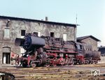 Die letzte im November 1967 rekonstrierte 52 8200 in ihrem Heimat-Bw Bautzen. Von 1967 bis 1979 besaß sie einen Giesl-Flachejektor. Die 1966/1967 gelieferten 290 Ejektoren wurden nur in knapp der Hälfte der Reko-Lokomotiven eingebaut, da man sich dazu entschied, vorrangig die Altbaulokomotiven der Baureihe 52 damit auszurüsten. Nach dem Umbau konnten die Reko-Maschinen in der Ebene 1400 Tonnen mit 70 km/h (vorher 1200 t) schleppen. Die Grenzlast lag bei 2600 Tonnen (vorher 2200 t). (01.09.1981) <i>Foto: Hans-Jürgen Trunk</i>
