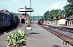 Im Bahnhof Schleusingen liefen die Rennsteigbahn von Ilmenau, die Friedbergbahn von Suhl sowie die Bahnstrecke von Themar zusammen. Über die Jahre waren auf allen Strecken, die durch den Bahnhof Schleusingen führten, die Fahrgastzahlen stabil, wenn auch die Friedbergbahn im Laufe der Zeit durch zunehmenden schnelleren Omnibusverkehr an Bedeutung verlor. Nach 1990 brach das Fahrgastaufkommen stark ein, der Bahnverkehr über den Rennsteig wurde bedeutungslos. So wurde am 31. Mai 1997 die Friedbergbahn nach Suhl stillgelegt. Im Mai 1998 bestellte das Land Thüringen den Personenverkehr auf der Rennsteigbahn ab, im Juni 1998 auch nach Themar. Im Sommer 1974 war die Eisenbahnwelt in Schleusungen noch in Ordnung, als sich dort 94 1541 und 94 1221 begegneten.  (31.08.1974) <i>Foto: Hans-Dieter Jahr</i>