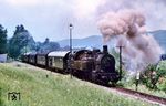 94 1541 beschleunigt einen Personenzug nach Schleusingen aus dem Haltepunkt Suhl-Neundorf. Vom 1,52 km entfernten Suhl bis Neundorf musste die Lok bereits 34 Höhenmeter erklimmen. Hinter Neundorf war ehemals eine Zahnstange eingebaut, da die Strecke hier eine Neigung von 70,6 Promille aufwies. Die 94er musste sich hier schon kräftig ins Zeug legen. (17.09.1973) <i>Foto: Slg. Hans-Dieter Jahr</i>