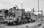 Die dienstälteste 01 der Deutschen Reichsbahn, 01 005 vom Bw Magdeburg, zu Gast beim "Klassenfeind" im Bw Helmstedt. Zum Aufnahmezeitpunkt hatte sie bereits 41 Dienstjahre hinter sich, heute gehört sie zum Bestand des Verkehrsmuseums Dresden. Für die unpolitisch Spätgeborenen: Der Begriff "Klassenfeind" leitet sich aus der Klassentheorie des Marxismus ab, wonach Klassen Gruppen von Menschen sind, die sich in ihren ökonomischen und politischen Zielen im Klassenkampf gegenüberstehen. Laut dieser Theorie gibt es in der Gegenwart zwei Klassen: die Besitzer der materiellen Mittel (Produktionsmittel, d.h. Grundbesitz und Kapital) und diejenigen, die nur ihre Arbeitskraft besitzen, die Arbeiterklasse, das Proletariat. In der DDR wurde der Begriff anders gebraucht. Da es nach der Verstaatlichung der mittelständischen Privatunternehmen nur noch die „befreundeten Klassen“ der Arbeiter und der Genossenschaftsbauern gab, wurde der Klassenkampf von der SED und den Medien der DDR auf internationaler Ebene verortet: Nun wurden die kapitalistischen Staaten und deren Regierungen als Klassenfeind bezeichnet, namentlich die der Bundesrepublik Deutschland. (01.06.1966) <i>Foto: Jürgen Munzar</i>