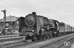 Die Magdeburger 01 027 ist im damaligen Grenzbahnhof Helmstedt eingetroffen. (10.1967) <i>Foto: Gerhard Greß</i>