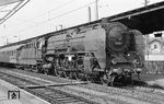 01 144 (im März 1964 in 01 521 rekonstruiert) wartet im Bahnhof Bebra vor einem "Interzonenzug" auf die Rückfahrt nach Erfurt. Entgegen landläufiger Meinungen war der Begriff "Interzonenzug" keine Erfindung des Westens. Im Gegenteil wurde er im Jahre 1946 von der Deutschen Reichsbahn in der Sowjetischen Besatzungszone eingeführt. Er war auch nach der Bildung der beiden deutschen Staaten eine Zeitlang die offizielle Bezeichnung für deutsch-deutsche Reisezüge bei beiden Bahnverwaltungen, bei der Deutschen Reichsbahn (DR) bis 1954, bei der Deutschen Bundesbahn (DB) bis in die 1960er Jahre. Umgangssprachlich hat sich Interzonenzug bis zum Ende der DDR gehalten.  (1963) <i>Foto: Robin Fell</i>
