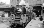 Die Wittenberger 01 503 wartet vor dem D 263 nach Berlin in Hamburg Hbf auf die Abfahrt. (1968) <i>Foto: Gerhard Greß</i>