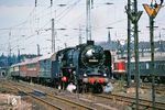 Das Schweizer Reisebüro "Intraflug" führte 1977 eine mehrtägige Dampfzugreise in der DDR durch. Im Kühlwagen hinter der Lok wurden exklusive Speisen für die betuchten Fahrgäste auf der gesamten Reise mitgeführt. Mit 01 2204 erreicht der Sonderzug den Bahnhof Dresden Neustadt. (09.09.1977) <i>Foto: Robin Fell</i>