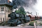 Die ölgefeuerte 50 0066 (ex 50 3505, ex 50 1330) verlässt mit einem Güterzug den Bahnhof Bad Doberan. Das Stellwerk "W 1" war bis 04.11.2000 im Betrieb, die Dampflok verabschiedete sich 1980 aus dem aktiven Dienst. (05.09.1977) <i>Foto: Robin Fell</i>