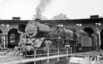 Kurze Pause für die Ostberliner 03 298 im Bw Helmstedt. Wie der beladene Tender zeigt, scheint sie hier auch Kohlen genommen zu haben, obwohl die DR dies wegen Devisenmangels im Westen immer vermied. (08.1969) <i>Foto: Jürgen Munzar</i>