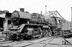 22 001 wurde im Heimat-Bw Halle (Saale) P extra für die britische Reisegruppe aus dem "Schuppen I" an der "Berliner Brücke" gezogen. Sie war 1958 im Raw Meiningen aus 39 107 rekonstruiert worden und stand der dortigen VES-M zur Verfügung. Ihren Mischvorwärmer hatte sie mit Einbau der Gegendruckbremse im September 1959 gegen einen Oberflächenvorwärmer eintauschen müssen. Im März 1970 wurde die Lok zum Bw Saalfeld (Saale) umbeheimatet, dort im Juni 1970 EDV-mäßig in 39 1001-5 umgezeichnet, aber bereits im September 1970 z-gestellt.  (1967) <i>Foto: Robin Fell</i>