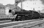22 034 (ex 39 117) vom Bw Weimar verlässt mit einem Übergabezug nach Neudietendorf den Erfurter Hauptbahnhof. Links ist das Interhotel "Erfurter Hof" zu sehen. Hier fand 1970 das erste deutsch-deutsche Gipfeltreffen zwischen Willy Brandt und Willi Stoph statt. Das Hotel wurde 1995 geschlossen und zu einem Büro- und Geschäftshaus umgebaut. (1967) <i>Foto: Robin Fell</i>