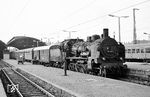 38 3472 (Bw Leipzig Hbf West) vor einem Personenzug in Halle (Saale) Hbf. (1967) <i>Foto: Robin Fell</i>