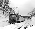 Als in Oberhof (Thür) noch Züge hielten und bei solchem Wetter die Bahn zuverlässig fuhr: 132 100 (Bw Eisenach) beim planmäßigen Halt des D 554 (Meiningen - Arnstadt - Erfurt - Halle(S) - Berlin-Schöneweide) im Bahnhof Oberhof auf 639 m Höhe. (02.03.1988) <i>Foto: Detlev Hommel, Slg. H-J Trunk</i>