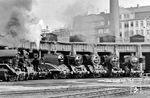 Lokparade der Museumsloks im Bw Halle P: 44 1486, 65 1049, 89 1004, 18 201, 03 1010, 03 204, 52 8154 und 52 9900. (01.05.1994) <i>Foto: Klaus D. Holzborn</i>