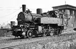 91 697 vom Bw Zwickau (Sachs) in der hochliegenden Güterzug-Ausfahrgruppe Richtung Wilkau-Haßlau des Bahnhofs Zwickau (Sachs) Hbf. Im August 1967 wurde sie noch an das benachbarte Bw Glauchau (Sachs) abgegeben, überlebte das Jahr 1967 aber nicht mehr. Das Befehlsstellwerk B 8 aus 1929 schaffte es hingegen noch bis ins Jahr 2006. (06.1967) <i>Foto: Robin Fell</i>