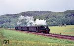 Die Schmalspurbahn Wilkau-Haßlau – Carlsfeld war die erste, steilste und längste sächsische Schmalspurbahn. Die rund 42 Kilometer lange Bahnstrecke mit einer Spurweite von 750 Millimetern verlief von Wilkau-Haßlau über Kirchberg und Schönheide nach Carlsfeld. Zwischen 1965 und 1977 wurde der Verkehr schrittweise beendet. 99 579 ist hier mit einem Personenzug aus Wilkau-Haßlau bei Kirchberg (Sachs) unterwegs. Der Streckenabschnitt wurde am 02. Juni 1973 stillgelegt. (21.05.1969) <i>Foto: Robin Fell</i>