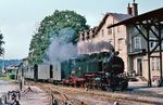 99 1794 in Dippoldiswalde auf der sog. Weißeritztalbahn. Sie ist die zweitälteste sächsische Schmalspurbahn und die dienstälteste öffentlich betriebene Schmalspurbahn Deutschlands. Die Strecke führt seit 1882 von Freital-Hainsberg bei Dresden durch das Tal der Roten Weißeritz bis Dippoldiswalde und seit 1883 bis Kipsdorf im Osterzgebirge. (21.08.1978) <i>Foto: Robin Fell</i>