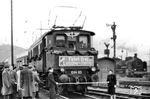 Bereits 1920 begann die Elektrifizierung des Abschnittes Halle–Leipzig, der erstmals am 19. Dezember 1922 mit einer elektrischen Lokomotive befahren wurde. Am 7. Oktober 1934 wurde die durchgehende Elektrifizierung der Gesamtstrecke von Magdeburg nach Leipzig vollendet. 1946 wurden die elektrischen Anlagen als Reparationsleistung abgebaut. Nachdem die Sowjetunion im Gegenzug zu Wagenlieferungen Elektrolokomotiven und Ausrüstungen zurückgab, konnte am 1. September 1955 auf dem Abschnitt Halle–Köthen wieder der elektrische Zugbetrieb aufgenommen werden. Die Eröffnung wurde mit einem Lokzug bestehend aus Lokomotiven der Reihe E 44 gefeiert. Am 29. Dezember desselben Jahres folgten der Abschnitt Köthen–Schönebeck, am 12. Januar 1957 der Abschnitt Schönebeck–Magdeburg und am 20. Dezember 1958 der Abschnitt Leipzig–Halle. Damit war die gesamte Strecke wieder elektrisch befahrbar. Das Ereignis wurde mit einem von E 04 03 gezogenen Sonderzug gefeiert, der hier in Leipzig Hbf bereit steht. (20.12.1958) <i>Foto: ZBDR</i>