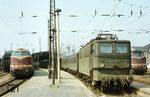 In Erfurt Hbf warten 242 128 (Bw Weißenfels) mit P 3534 nach Weißenfels, daneben 118 766 (Bw Arnstadt) vor dem P 6918 nach Nordhausen. (20.04.1984) <i>Foto: Thomas Fischer</i>