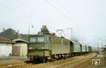 242 153 (Bw Erfurt) fährt mit einem Güterzug, an dessen Spitze drei Bauzugwagen eingestellt sind, durch den Haltepunkt Hopfgarten (Kr Weimar).  (20.04.1984) <i>Foto: Thomas Fischer</i>