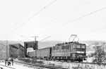 242 138-6 (Bw Weißenfels) rollt als Schlusslok am P 4004 aus Saalfeld (Saale) über die Saalebrücke bei Großheringen. Der Zug wird in Kürze Bad Kösen erreichen. Um eine Leerfahrt zu vermeiden, wurde die Lok dem Zug beim Lokwechsel in Camburg (Saale) beigestellt. (20.02.1986) <i>Foto: Thomas Fischer</i>