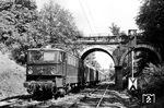 242 157-6 (Bw Erfurt) mit P 7513 nach Weimar an der Friedhofsbrücke unweit der Gemeinde Oberroßla. Rechts steht in Fahrtrichtung Apolda das Vorsignal der Blockstelle Oberroßla. (25.07.1984) <i>Foto: Thomas Fischer</i>