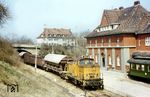 Der Bahnhof Erfurt West lag an der Bahnstrecke Erfurt Nord–Nottleben in Höhe der Binderslebener Landstraße westlich der Altstadt. Nach der Stilllegung 1967 wurde die Strecke Heimat der ersten regelspurigen Traditionsbahn der DDR. Im Zuge der Feierlichkeiten zu „100 Jahre Reichsbahndirektion Erfurt“ wurde im Juni 1982 auf dem Bahnhof Erfurt West eine Fahrzeugausstellung gezeigt, sowie für mehrere Tage musealer Verkehr durchgeführt. Die große Resonanz führte zur Etablierung eines regelmäßigen historischen Betriebes ab 1983 als „Traditionsbahn Erfurt West“. Heute ist die gesamte Strecke stillgelegt und abgebaut. Hier fährt 106 414 (Bw Erfurt) mit einem Güterzug durch den Bahnhof Erfurt West. (14.04.1984) <i>Foto: Thomas Fischer</i>