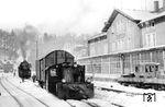 Köf 100 413 (Bw Aue) rangiert im Bahnhof Wolkenstein. Dahinter steht 50 3563 vom Bw Karl-Marx-Stadt. (24.02.1983) <i>Foto: Thomas Fischer</i>