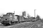 Die Röblinger 106 034-2 (V 60 1034; LKM Babelsberg, Baujahr 1962) mit einem Bauzug im Bahnhof Röblingen a See - so die damals offizielle Schreibwesie des Bahnhofs. (31.01.1990) <i>Foto: Thomas Fischer</i>