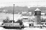 106 151-4 vom Bw Weißenfels, Est Naumburg (Saale) rangiert im Bahnhof Großheringen. Blickfang ist der Wasserturm der Gemeinde. (20.02.1986) <i>Foto: Thomas Fischer</i>
