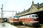 119 098 (Bw Gera) ist mit P 6508 um 10.19 Uhr aus Eisenach am Bahnsteig 6 in Erfurt Hbf angekommen und wird nach kurzer Pause zum Fahrgastwechsel mit demselben Wagenzug um 10.35 Uhr als D 755 weiter nach Leipzig Hbf fahren. Eine anspruchsvolle Leistung für diese anfällige Lokbaureihe unter der Fahrleitung. Daneben steht die Jüterboger 118 698, die einzige vom Lokomotivbau Karl Marx Babelsberg (LKM) der DDR gebaute Großdiesellok, 119 098 stammt hingegen aus Rumänien. In den 1960er Jahren, als die Baureihe V 180 entstand, waren die Lokomotivhersteller in der DDR voll mit Aufträgen für den Bau von Diesellokomotiven der niedrigen und mittleren Leistungsklasse, auch für den Export, ausgelastet. Andererseits existierten beim "großen Bruder" in der Sowjetunion große Produktionskapazitäten für Großdiesellokomotiven. So entschied man beim RGW, dem Rat für gegenseitige Wirtschaftshilfe, Großdiesellokomotiven künftig nur noch in der UdSSR zu bauen. Die Baureihe 119 entstand ab 1976 als Nachfolger der Baureihe 118 beim einzigen Hersteller, der bereit war, das Baukastenprinzip der Reichsbahn zu übernehmen. Dies war die Lokomotivfabrik »23. August« in Bukarest. Der rumänische Hersteller erklärte sich auch bereit, Dieselmotoren aus DDR-Produktion einzubauen. Zum Einbau dieser Motoren kam es beim Hersteller nicht, da es Koordinierungsprobleme in der staatlichen Plankommission der DDR gab.  (20.04.1984) <i>Foto: Thomas Fischer</i>