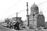 52 8043 (Bw Kamenz) mit P 4856 vor der Kulisse der ehemaligen Zigarettenfabrik Jasmatzi in Dresden Mitte, wo u.a. die in der DDR bekannte Zigarettenmarke "f6" hergestellt wurde. (23.06.1984) <i>Foto: Thomas Fischer</i>