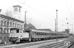 Die Rangierlok 102 159-1 (Rufname "Rispe 26") vom Bw Erfurt kommt im Erfurter Hauptbahnhof mit einer Garnitur Reisezugwagen aus der Wäsche zurück. Dem frisch renovierten Turm des Rbd-Gebäudes fehlen noch die Zeiger an der Uhr. Auf dem Dach des Empfangsgebäudes ist das in der Bauform sicher einzigartige Stellwerk "Ev", im Eisenbahnerjargon "Storchennest" genannt, nicht zu übersehen. (18.04.1986) <i>Foto: Thomas Fischer</i>