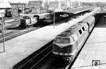 DR 118 520 (Bw Neubrandenburg) als Schlusslok am P 8143 nach Neustrelitz in Neubrandenburg. Die Lok kam später mit einem Nahgüterzug aus Neustrelitz zurück. Mit dem Schlussläufer an dem Personenzug sparte man eine Lz-Fahrt ein. Daneben steht 118 506 (Bw Güstrow) nach Ankunft mit P 3204. 105 011 (Bw Neubrandenburg) rangiert und im Schuppenstand des Bw ist noch der Tender der Heizlok 52 8112 zu sehen. (16.03.1989) <i>Foto: Thomas Fischer</i>