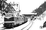 DR 118 788 (Bw Meiningen) beim planmäßigen Halt des D 757 (Meiningen - Suhl - Arnstadt - Erfurt - Leipzig) im Bahnhof Oberhof (Thür). Die Bahnhofsuhr zeigt eine falsche Uhrzeit an. (31.01.1986) <i>Foto: Thomas Fischer</i>