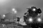 41 1055 vom Bw Oebisfelde vor P 6454 zu nächtlicher Stunde im Bahnhof Haldensleben. (22.01.1983) <i>Foto: Thomas Fischer</i>