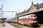 DR 118 698 (Bw Jüterbog) vor einem Militärzug der SU nach Brest in Erfurt Hbf. Bis zur Wiedervereinigung lebten hunderttausende Sowjetsoldaten in der DDR - trotz der vielbeschworenen Deutsch-Sowjetischen Freundschaft in einer Parallelwelt, abgeschirmt von der Bevölkerung. Am 2. April 1994 verließen die letzten Truppenteile der russischen Armee die Garnisonsstadt Jüterbog. (20.04.1984) <i>Foto: Thomas Fischer</i>