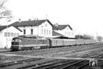 DR 130 102 war (neben 130 101) eine von zwei gelieferten Erprobungsmustern der Lokomotivfabrik Woroschilowgrad, welche 1973 neben einer von der DR geforderten Höchstgeschwindigkeit von 140 km/h endlich auch über die benötigte Zugheizeinrichtung verfügten. In Aufbau und Technik entsprachen die beiden Versuchslokomotiven bereits weitgehend den aus ihnen abgeleiteten und von der Deutschen Reichsbahn ab 1973 in großer Stückzahl beschafften Serienlokomotiven der Baureihe 132. 130 102 (Bw Halle G) ist gerade mit dem P 9578 aus Halle (Saale) in Lutherstadt Eisleben angekommen. Nach Umfahren des Wagenzuges wird sie den P 9583 zurück nach Halle (Saale) bespannen. Der Umlauf diente den Pendlern zum Schichtwechsel der Mittagsschicht in den Betrieben des Mansfeld-Kombinates. (07.03.1986) <i>Foto: Thomas Fischer</i>