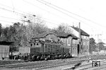 Die am 26.11.1940 beim Bw Probstzella in Dienst gestellte E 94 016 ging 1946 als Reparationsleistung in die UdSSR. Im August 1952 kehrte sie in die DDR zurück und wurde bis Mai 1957 im Raw Dessau wieder aufgebaut. Zuletzt beim Bw Engelsdorf stationiert, wendet sie hier im Bahnhof Neudietendorf. (03.02.1985) <i>Foto: Thomas Fischer</i>