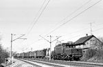 Erst 1984 wurde der Abschnitt Neudietendorf–Arnstadt elektrifiziert, weil im Zusammenhang mit dem Städteexpress-Zugpaar Meiningen–Berlin im Erfurter Hauptbahnhof zum Lokwechsel, für das Beistellen von zusätzlichen Reisezugwagen sowie die nächtliche Wagenbehandlung keine ausreichenden Kapazitäten vorhanden waren. Auch die Engelsdorfer E 94 fuhren seitdem bis Neudietendorf durch. 254 069 ist hier mit Dg 43485 bei Ingersleben zwischen Neudietendorf und Erfurt-Bischleben unterwegs in Richtung Leipziger Heimat. (29.04.1987) <i>Foto: Thomas Fischer</i>