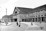 Basel Badischer Bahnhof (kurz Basel Bad Bf) ist einer von sechs Bahnhöfen in Basel. Die Besonderheit besteht darin, dass er sich von Anfang an im Eigentum Deutschlands (Anfangs Baden) auf Schweizer Staatsgebiet befand. Nach einem ersten Provisorium von 1855 bis 1862 sowie dem ersten festen Bau auf dem Gelände der heutigen Mustermesse Basel wurde das hier zu sehende Gebäude an der Schwarzwaldallee zwischen den Stadtteilen Hirzbrunnen und Rosental am 13. September 1913 eröffnet. Er wurde der teuerste Bahnhof der Badischen Staatseisenbahnen. Das gesamte Projekt (inklusive der Aufschüttung des Bahndamms und der Verlegung der Linienführung) kostete 65 Millionen Franken (inflationsbereinigt heute rund 600 Millionen Franken). Von 1935 bis 1948 trug der Bahnhof den Namen Basel Deutsche Reichsbahn (kurz: Basel DRB). Heute gehört er zu den letzten Bahnhöfen, die sich nach der Bahnreform noch im Bundeseisenbahnvermögen in unmittelbarem Bundesbesitz befinden.  (1927) <i>Foto: RVM</i>