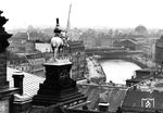 Im Jahr 1878 wurde auf einem Grundstück zwischen Friedrichstraße und Spree nach Plänen von Johannes Vollmer mit dem Bau des Bahnhofs Berlin Friedrichstraße begonnen. Wie die gesamte Stadtbahn wurde der Bahnhof auf gemauerten Bögen errichtet, zwischen und unter denen der Zugang zu den Bahnsteigtreppen möglich war. Strecken und Bauwerke wurden am 7. Februar 1882 für die Vorortbahn (spätere S-Bahn) und am 15. Mai desselben Jahres für die Fernbahn als 'Centralbahnhof Friedrichstraße' eröffnet. 1914 wurde der Bahnhof erweitert. Bekannt wurde er insbesondere nach dem Mauerbau des 13. August 1961, als dort eine DDR-Grenzübergangsstelle eingerichtet wurde. Er bekam den Spitznamen "Tränenpalast", weil sich hier die Ostberliner von ihren Verwandten und Freunden verabschiedeten, die zurück in den Westen fuhren. (1936) <i>Foto: RVM (Pragher)</i>