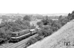 242 057 vom Bw Weißenfels mit einem Güterzug bei Flurstedt kurz vor Apolda. (16.07.1985) <i>Foto: Thomas Fischer</i>